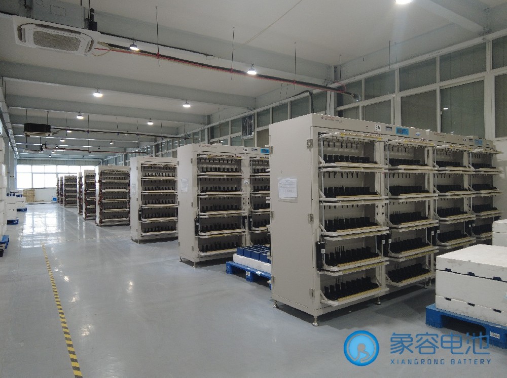公司引入先进方形铝壳分容柜，提升电芯分容服务实力
